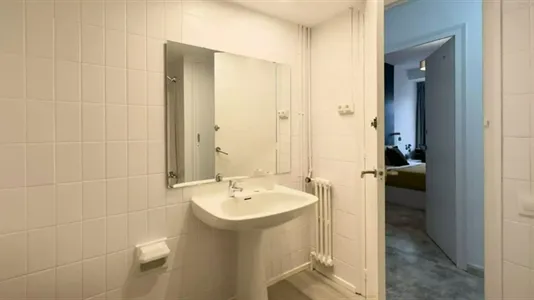 Rooms in Barcelona Eixample - photo 8