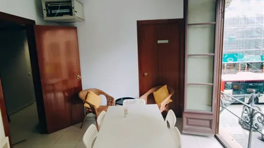 Rooms in Barcelona Ciutat Vella - photo 9