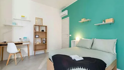 Room for rent in Milano Zona 8 - Fiera, Gallaratese, Quarto Oggiaro, Milan