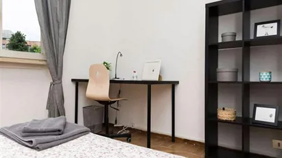 Room for rent in Milano Zona 6 - Barona, Lorenteggio, Milan