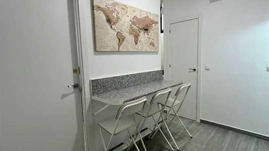 Rooms in Barcelona Ciutat Vella - photo 8