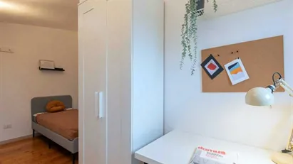 Room for rent in Milano Zona 5 - Vigentino, Chiaravalle, Gratosoglio, Milan