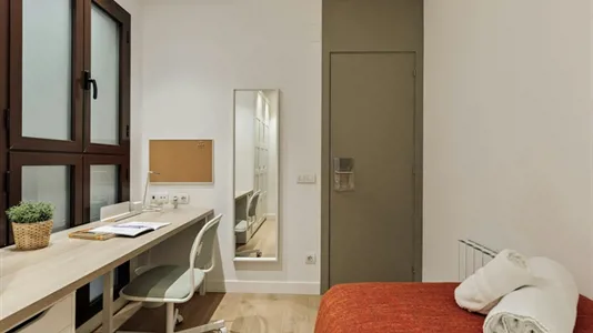 Rooms in Barcelona Eixample - photo 2