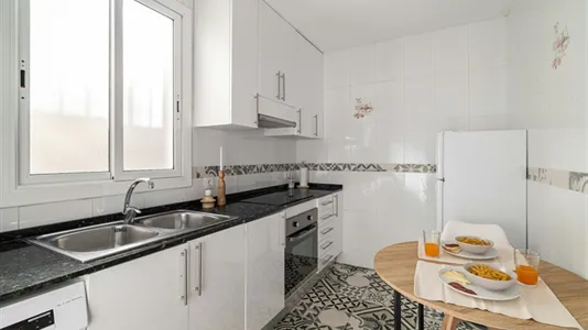 Rooms in Barcelona Ciutat Vella - photo 9