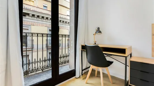 Rooms in Barcelona Ciutat Vella - photo 4