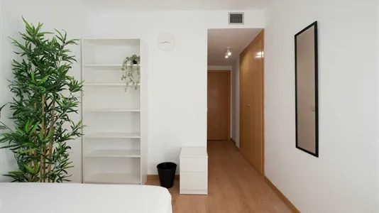 Rooms in El Encinar de los Reyes - photo 3