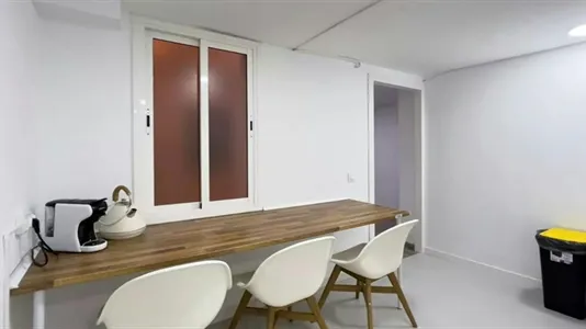 Rooms in Barcelona Ciutat Vella - photo 8