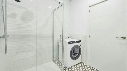 Rooms in Barcelona Ciutat Vella - photo 9