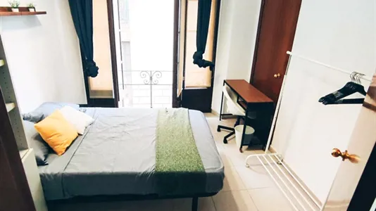 Rooms in Barcelona Ciutat Vella - photo 2