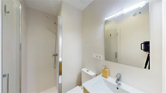 Rooms in Barcelona Sants-Montjuïc - photo 9