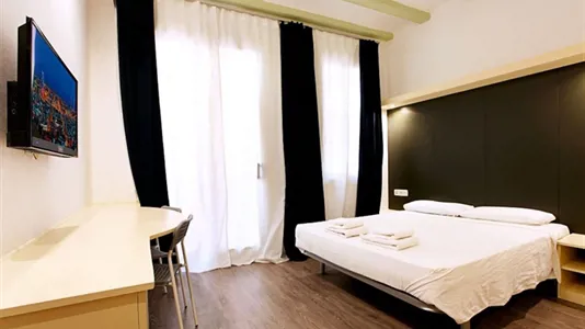 Rooms in Barcelona Ciutat Vella - photo 2