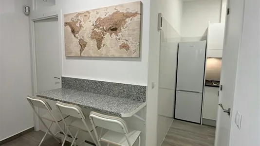 Rooms in Barcelona Ciutat Vella - photo 9