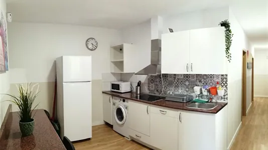 Rooms in Barcelona Ciutat Vella - photo 9