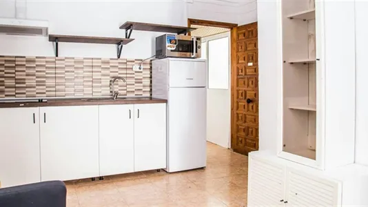 Rooms in Barcelona Ciutat Vella - photo 9