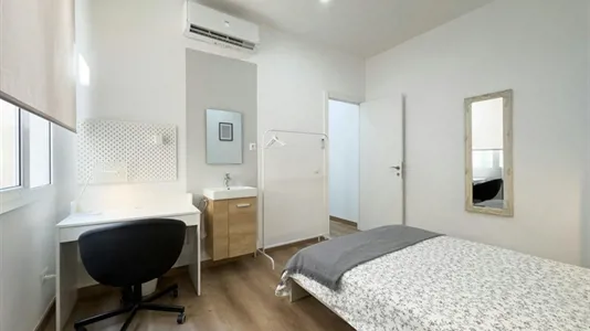 Rooms in Barcelona Ciutat Vella - photo 2