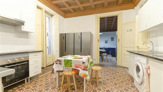 Rooms in Barcelona Ciutat Vella - photo 10