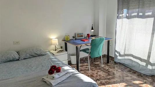 Rooms in Paterna - photo 3