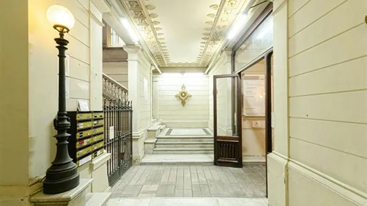 Rooms in Barcelona Ciutat Vella - photo 8