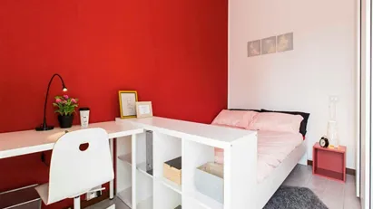 Room for rent in Milano Zona 6 - Barona, Lorenteggio, Milan