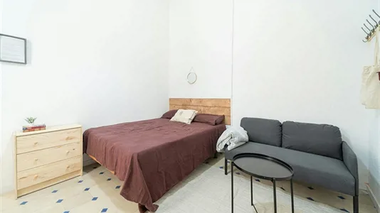 Rooms in Barcelona Ciutat Vella - photo 1