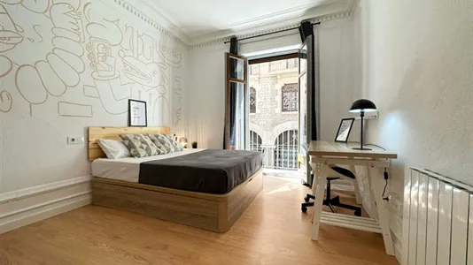 Rooms in Barcelona Ciutat Vella - photo 2