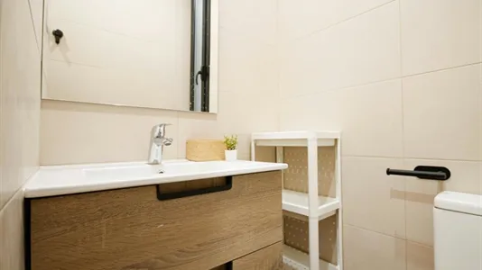 Rooms in Barcelona Ciutat Vella - photo 8