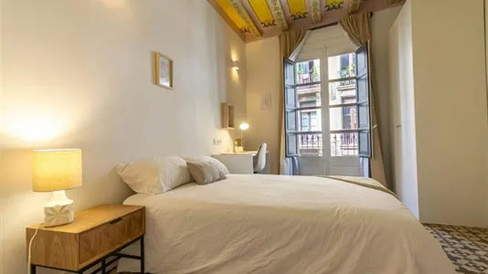 Rooms in Barcelona Ciutat Vella - photo 2