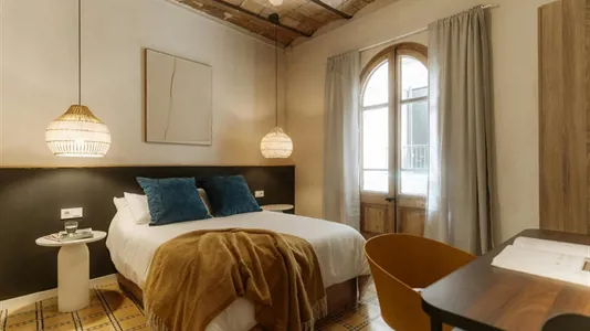 Rooms in Barcelona Ciutat Vella - photo 2