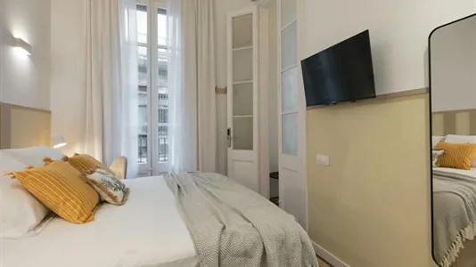 Rooms in Barcelona Ciutat Vella - photo 3