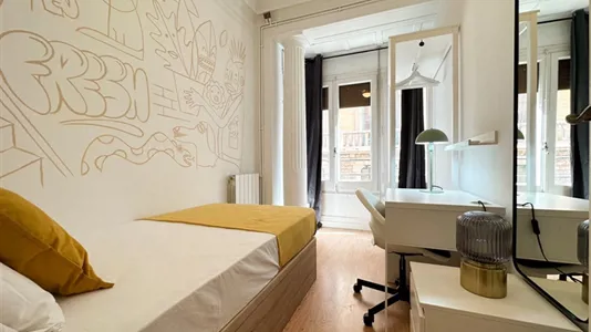 Rooms in Barcelona Ciutat Vella - photo 2