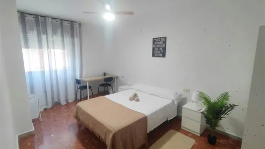 Rooms in Almería - photo 3
