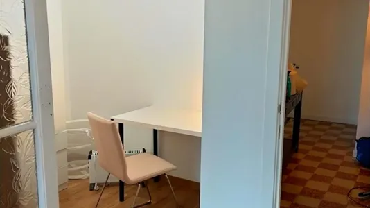 Rooms in Barcelona Ciutat Vella - photo 9