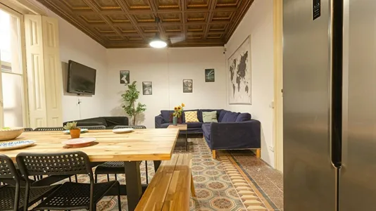 Rooms in Barcelona Ciutat Vella - photo 9