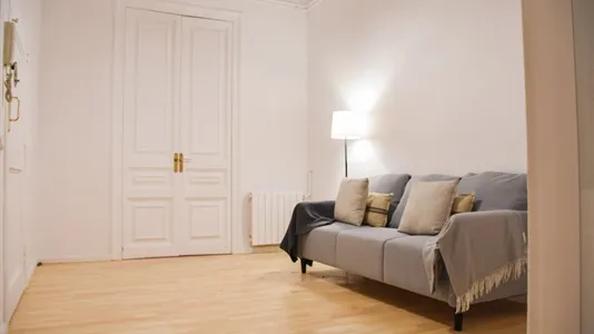 Rooms in Barcelona Eixample - photo 8