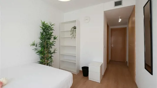 Rooms in El Encinar de los Reyes - photo 2
