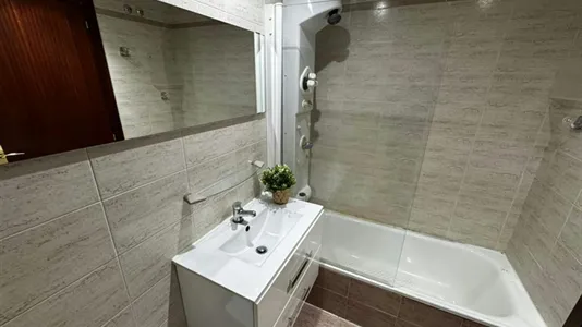 Rooms in El Encinar de los Reyes - photo 8