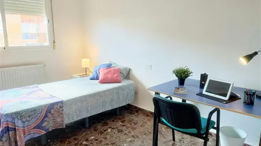 Rooms in Paterna - photo 4