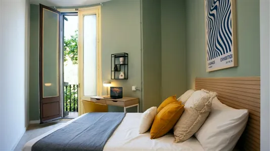Rooms in Barcelona Eixample - photo 2