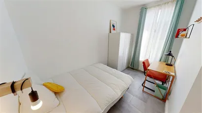 Room for rent in L'Haÿ-les-Roses, Île-de-France