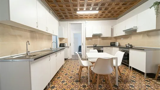 Rooms in Barcelona Ciutat Vella - photo 9