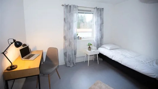 Rooms in Huddinge - photo 1