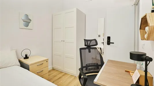 Rooms in Barcelona Ciutat Vella - photo 5