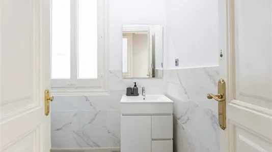 Rooms in Barcelona Ciutat Vella - photo 9