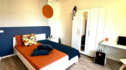 Room for rent in Milano Zona 8 - Fiera, Gallaratese, Quarto Oggiaro, Milan