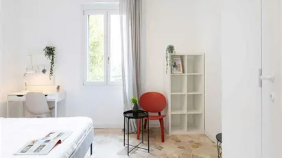 Room for rent in Milano Zona 6 - Barona, Lorenteggio, Milan