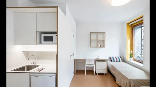 Rooms in Barcelona Ciutat Vella - photo 2