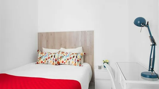 Rooms in Barcelona Ciutat Vella - photo 9