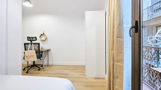 Rooms in Barcelona Ciutat Vella - photo 4