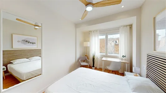 Rooms in Barcelona Sants-Montjuïc - photo 2