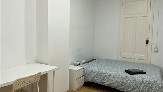 Rooms in Barcelona Eixample - photo 5